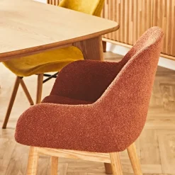Chaise avec accoudoirs en tissu bouclette terracotta - Altea