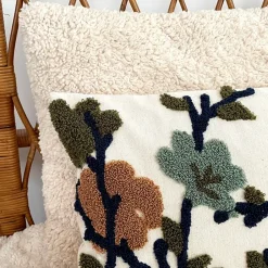 Coussin en coton brodé fleuri écru 30x50cm