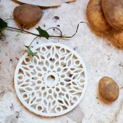 Dessous de plat rosace en fonte blanc cassé D20cm - Rhodonea