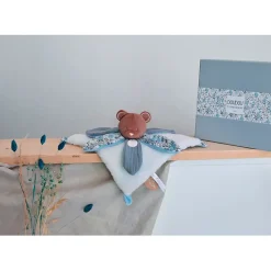 Doudou plat ours avec pétale bleu - Boh'Aime