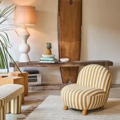 Fauteuil rayé en coton camel et bois d'hévéa - Belly