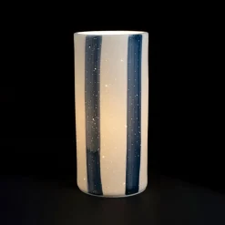 Lampe cylindre en porcelaine rayée indigo et blanc h24cm - Alaria